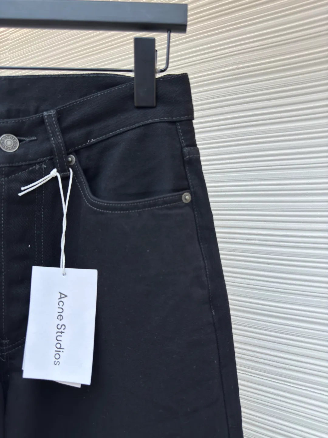 ACNE 25SS basic straight jeans ●Authentic product: purchased and developed at 2699 ●Item number: 1680581-A75 ●Material: machine cotton twill ●Technology: handmade ●Version: fitted version ●Weight: about 845g ●Size: XS-S-M-L ●Description: Natural transition The color is quite subtle, not gray or black, not black, it is too difficult to operate, the retro and nostalgic whiskering color is quite advanced, the inside is also very clean, the chain bike has neat lines, more beautiful, good fixation, and relatively rich layers. The overall wiring is straight and delicate, the fabric is comfortable and soft, and the color is consistent without color difference. It can be matched with the same style to create a fashionable look and control various occasions. Customized accessories, complete with three standards, same style for men and women!